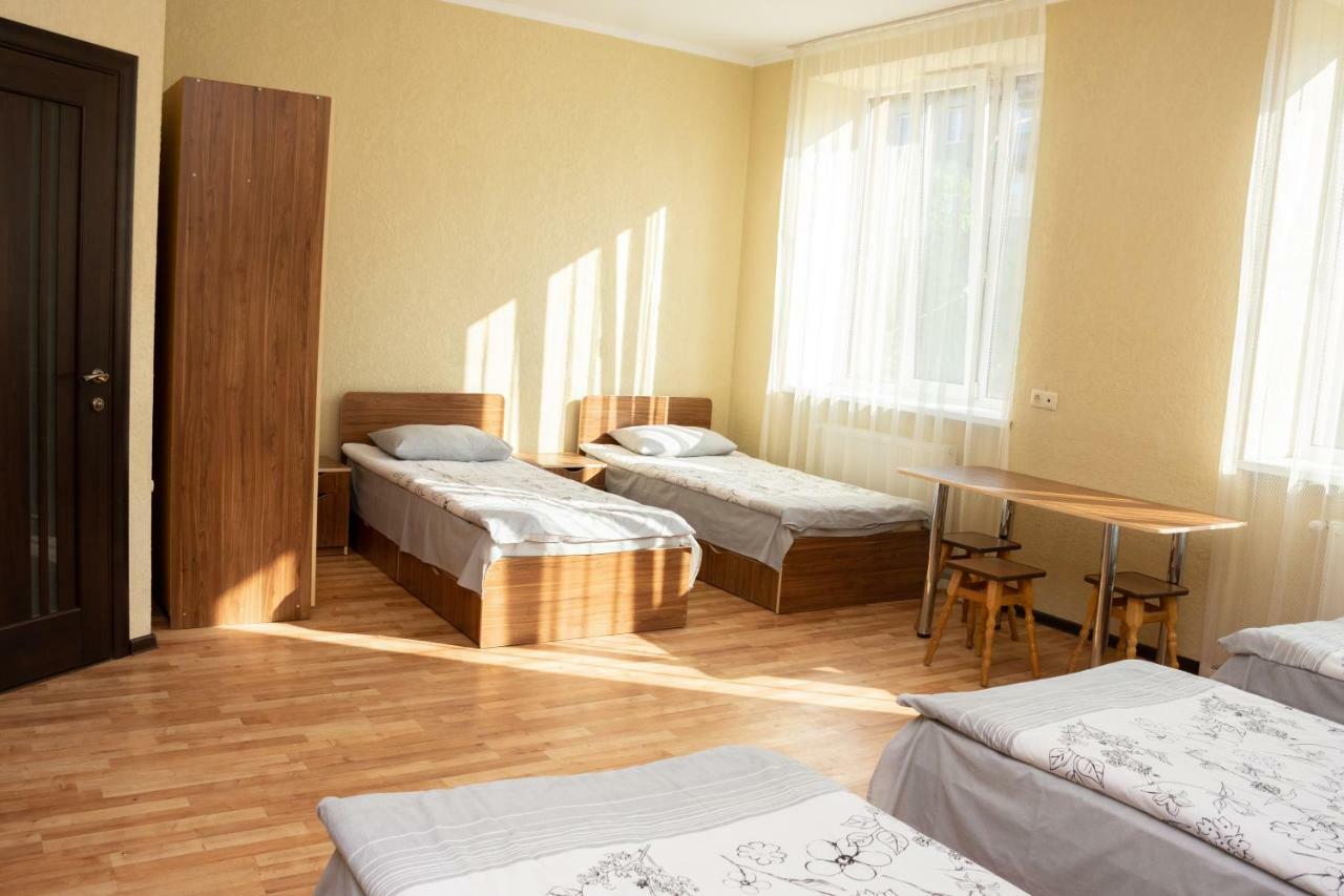 Monada Hotel & Hostel Ужгород Экстерьер фото