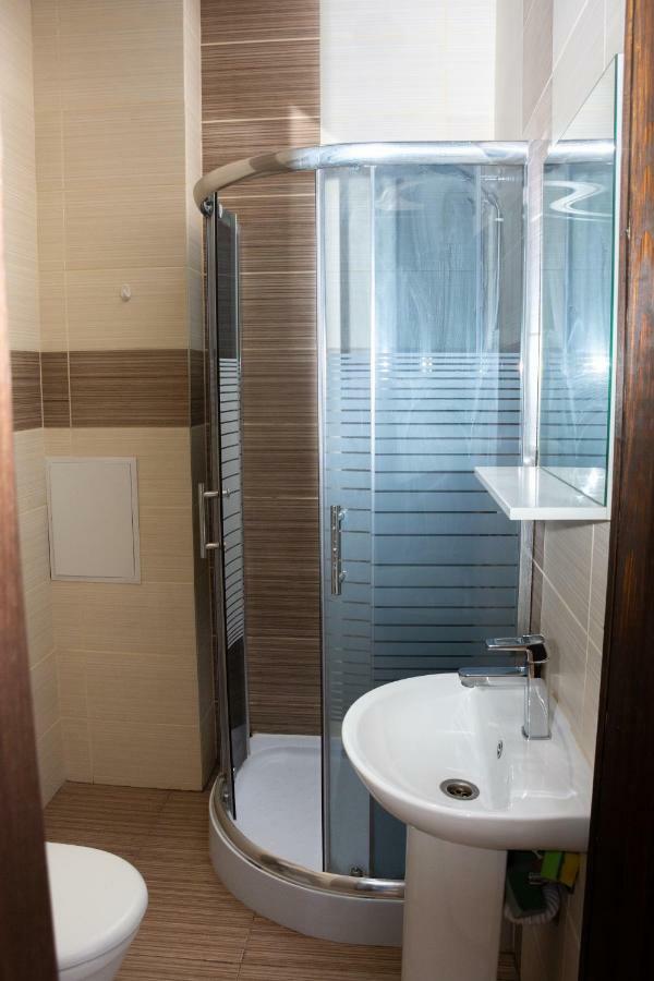 Monada Hotel & Hostel Ужгород Экстерьер фото