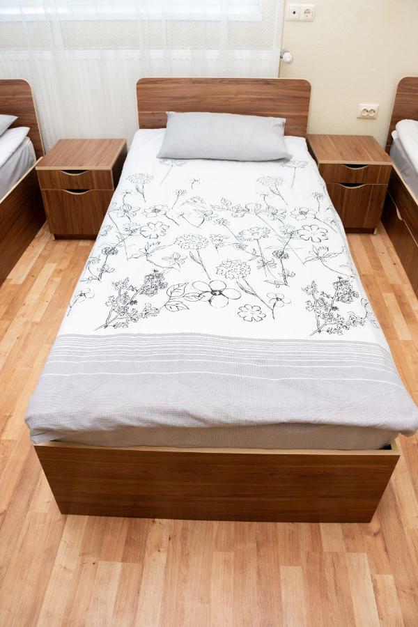 Monada Hotel & Hostel Ужгород Экстерьер фото