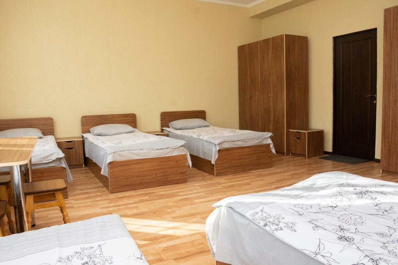Monada Hotel & Hostel Ужгород Экстерьер фото