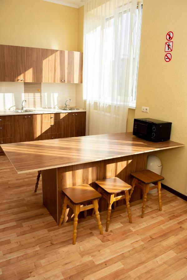 Monada Hotel & Hostel Ужгород Экстерьер фото