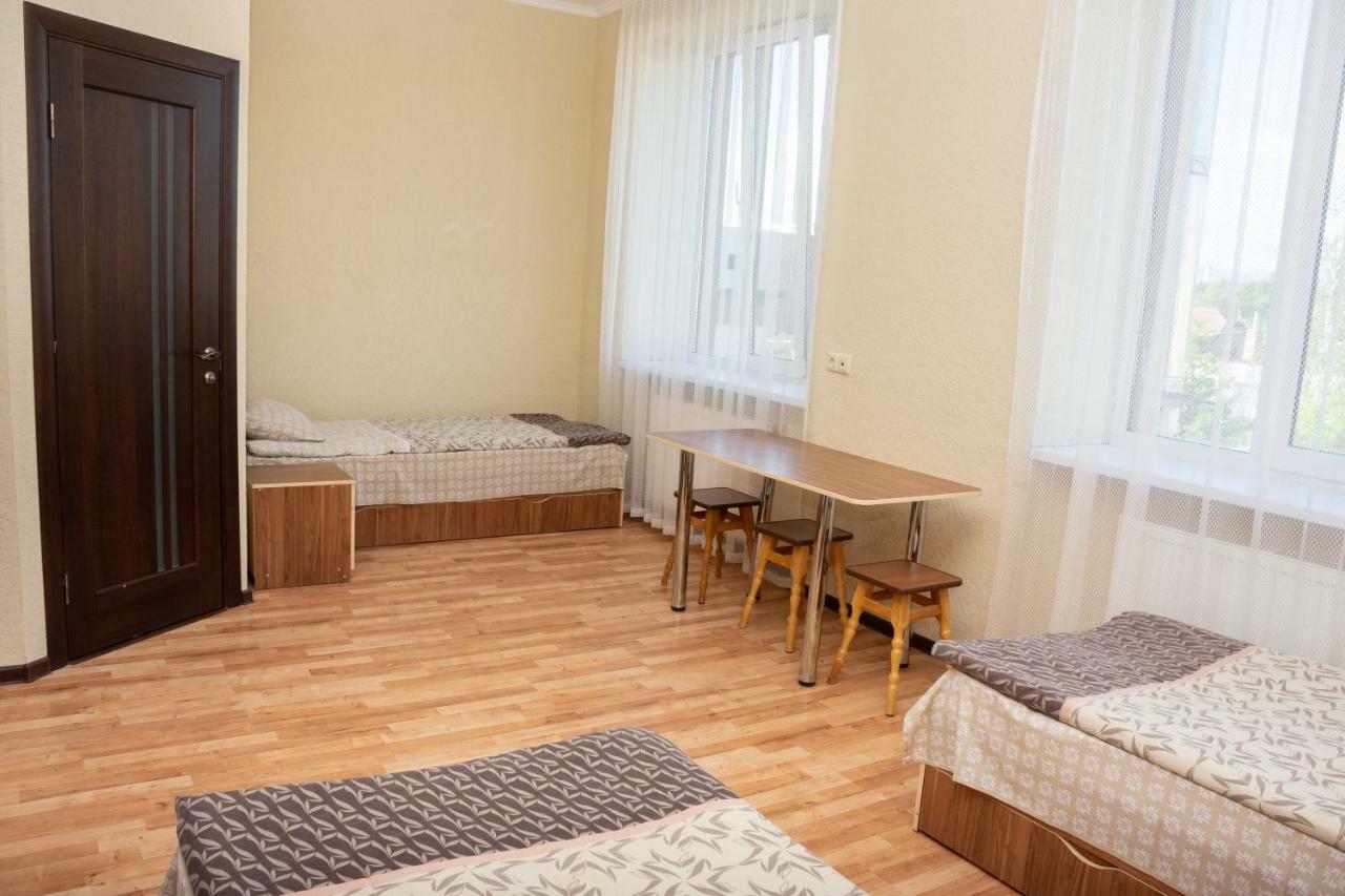 Monada Hotel & Hostel Ужгород Экстерьер фото