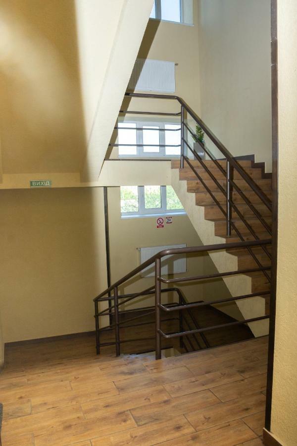 Monada Hotel & Hostel Ужгород Экстерьер фото