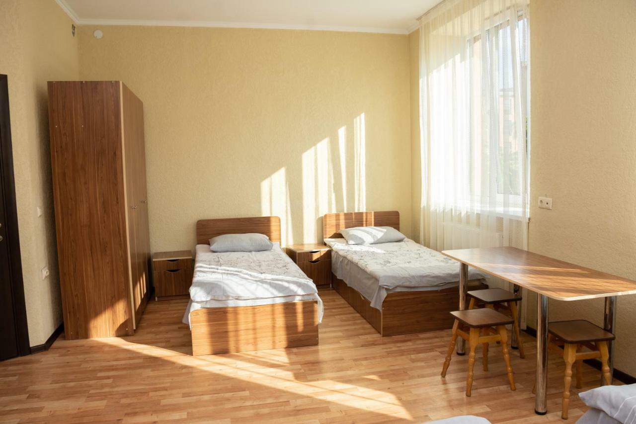 Monada Hotel & Hostel Ужгород Экстерьер фото
