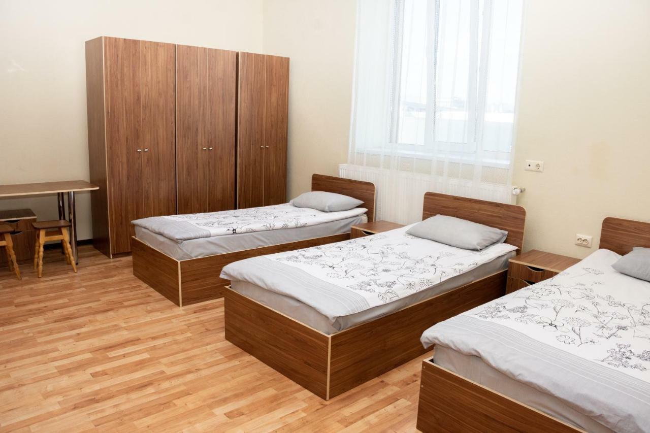 Monada Hotel & Hostel Ужгород Экстерьер фото