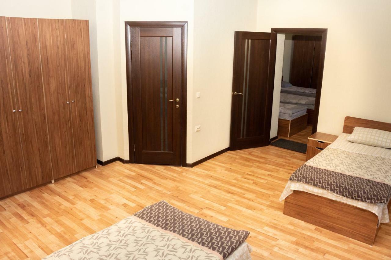 Monada Hotel & Hostel Ужгород Экстерьер фото