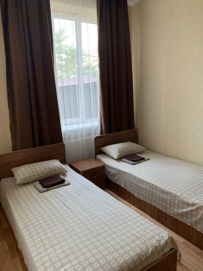 Monada Hotel & Hostel Ужгород Экстерьер фото