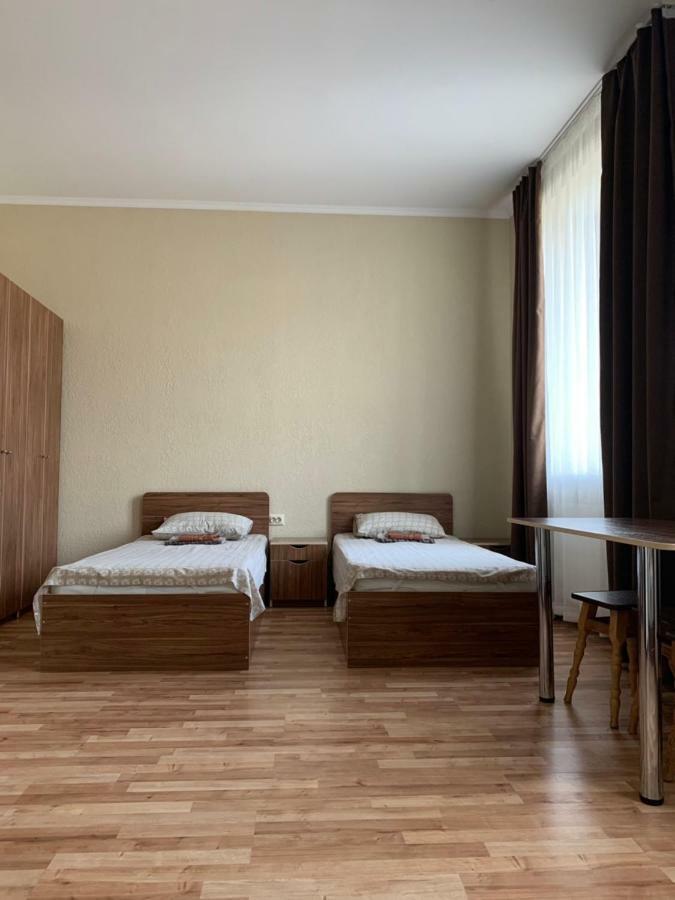 Monada Hotel & Hostel Ужгород Экстерьер фото